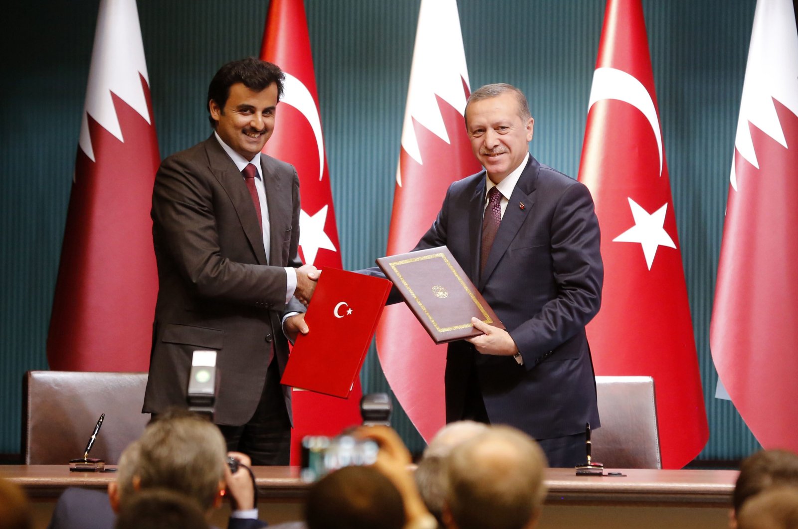 Turkey's President Recep Tayyip Erdoğan (R) and Qatar's Emir Sheikh Tamim bin Hamad Al Thani (L). (AA Photo)