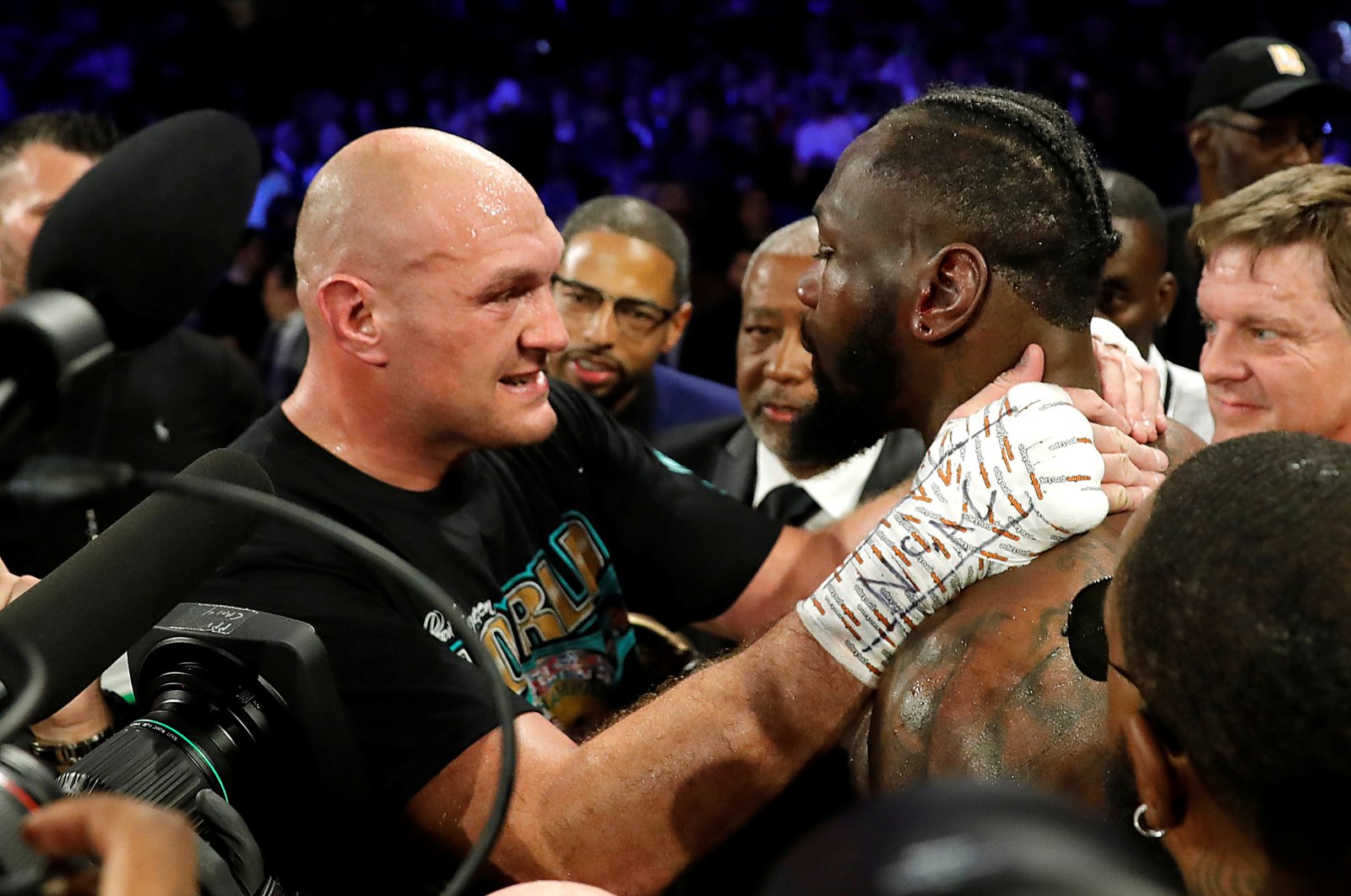 Tyson Fury consoles Deontay Wilder after winning the WBC heavyweight title bout in Las Vegas, Feb. 22, 2020. (Reuters Photo)