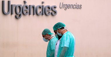 Health workers go back to work after a break at La Fe Hospital, Valencia, Wednesday, March 25, 2020. (AFP Photo)