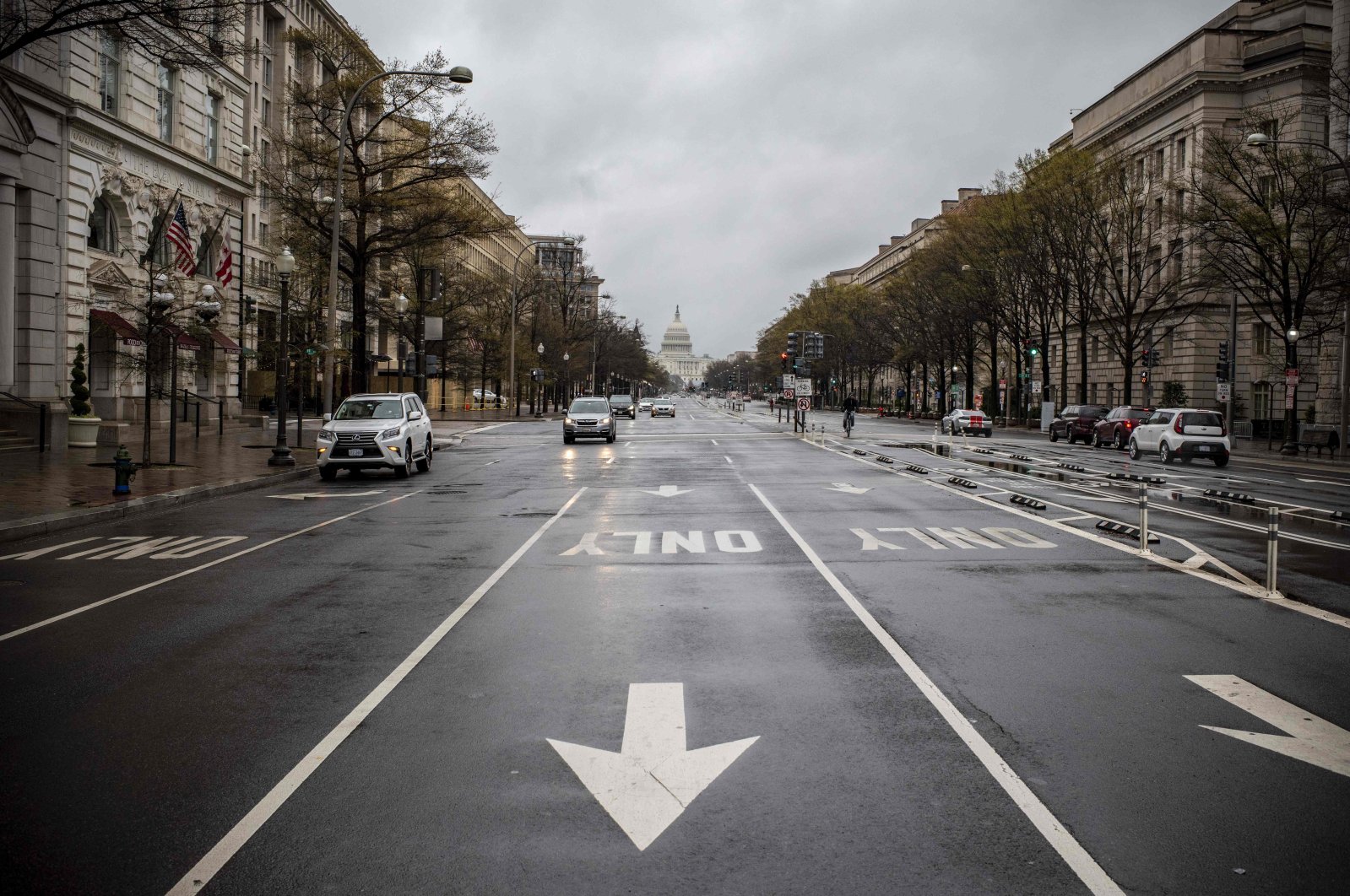 Pennsylvania Avenue, one of the largest avenues of the U.S. capital, is almost deserted during the 6 p.m. usual rush hour in Washington, D.C., Wednesday, March 25, 2020. (AFP Photo)