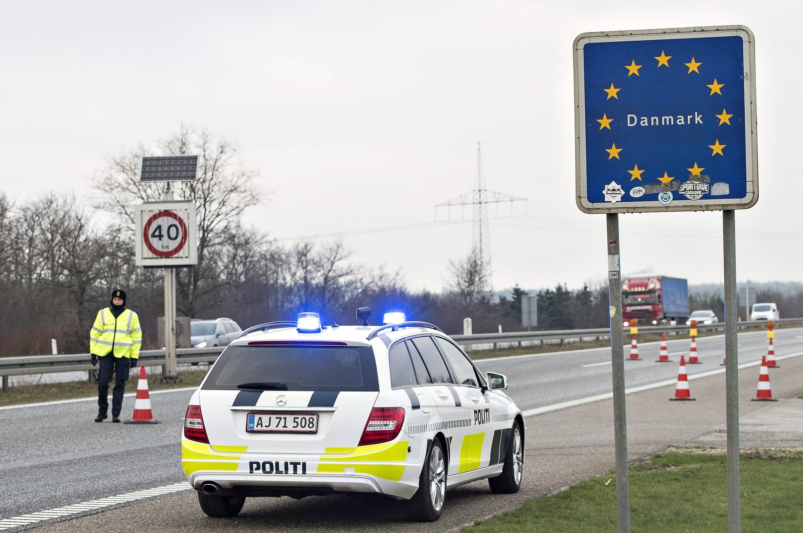 Danish police officers check vehicles at the border town of Padborg, Denmark, Jan. 4, 2016. (REUTERS Photo)