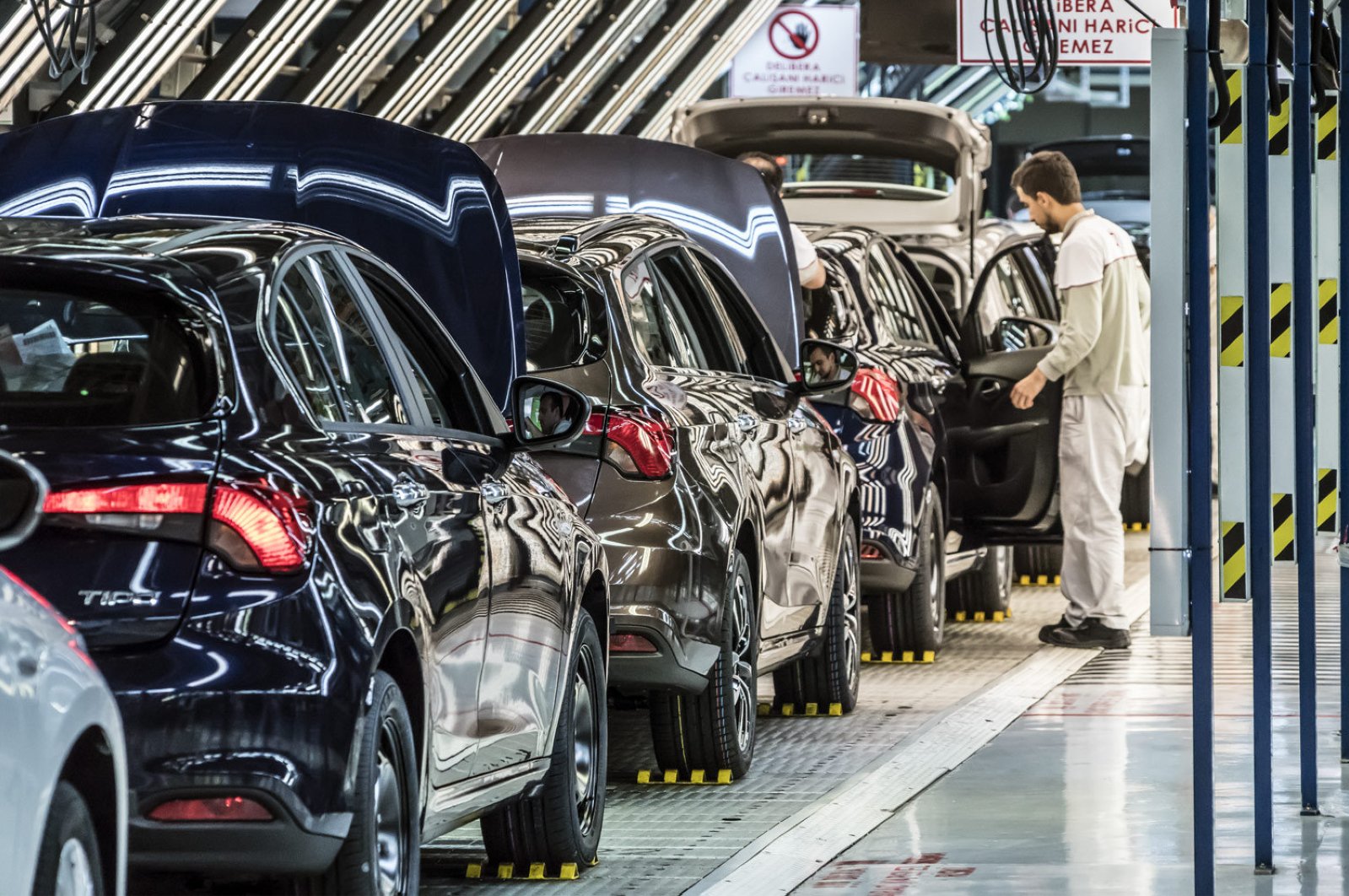 Cars are seen in the Bursa factory of Tofaş, a joint venture of Turkey's Koç Holding and Italian-American carmaker Fiat Chrysler, Oct. 30, 2018. (DHA Photo)