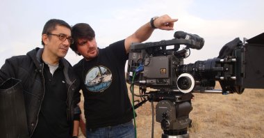 In this undated photo, Nuri Bilge Ceylan (L) and Gökhan Tiryaki  are preparing for an outdoor shot. (Photo Courtesy of Nuri Bilge Ceylan's Website)