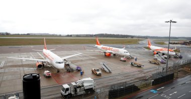 Easyjet planes are seen parked at Luton airport after easyJet announced it has grounded its entire fleet, as the spread of the coronavirus continues, Luton, Britain, Monday, March 30, 2020. (REUTERS Photo)