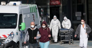 Paramedics pull a stretcher at the Emile Muller Hospital in Mulhouse, eastern France, Tuesday, March 24, 2020. (AFP Photo)