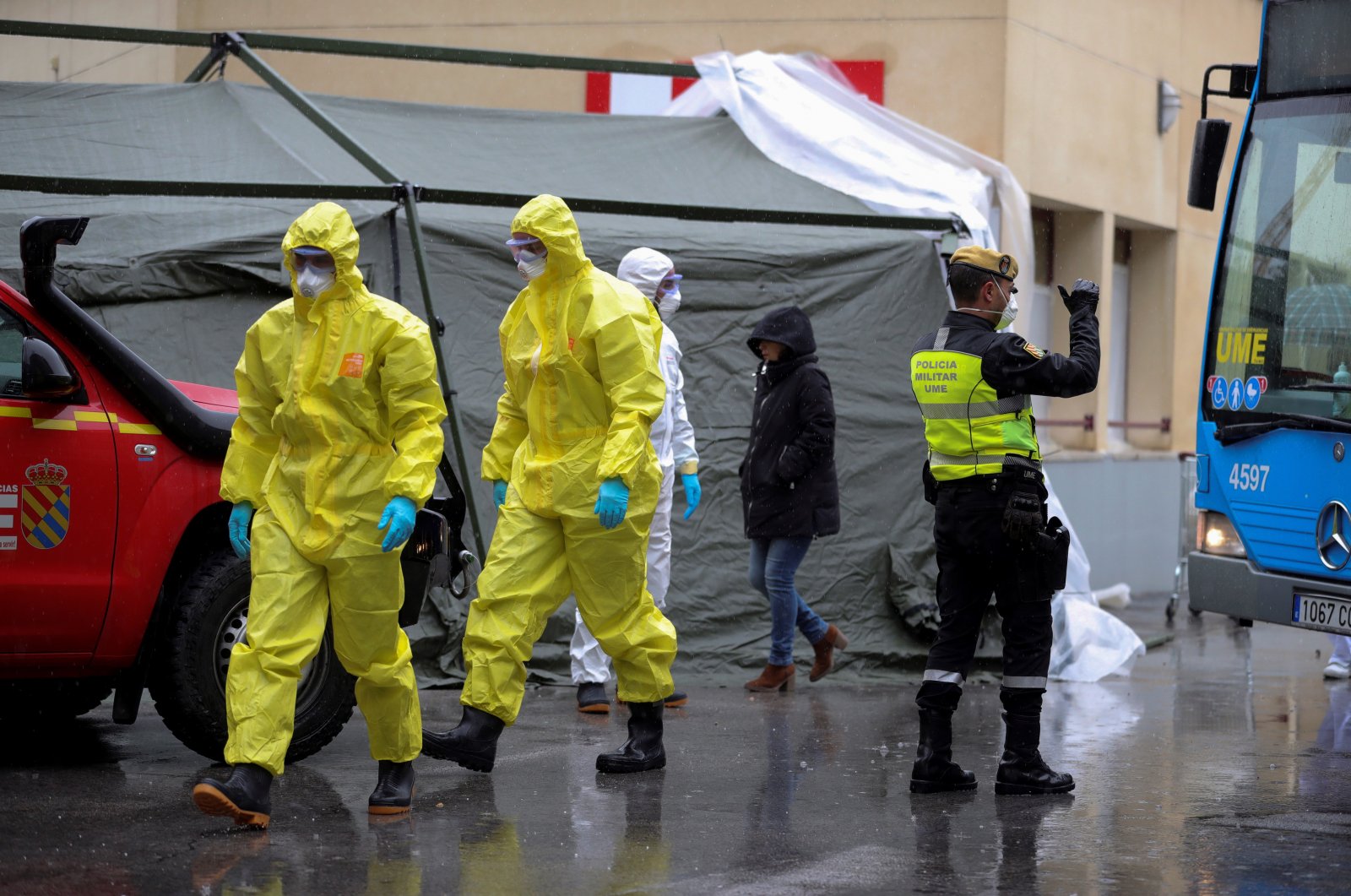 Health workers at a field hospital on the outside of Gregorio Maranon Hospital, during the coronavirus emergencies in Madrid, Spain, Tuesday, March 31, 2020. (EPA Photo)