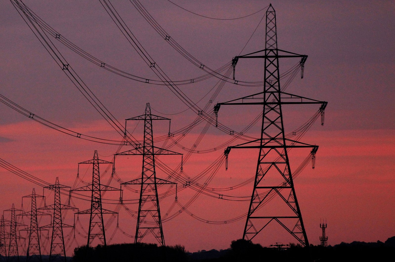 The sun rises behind electricity pylons near Chester, northern England, Oct. 24, 2011. (Reuters Photo)