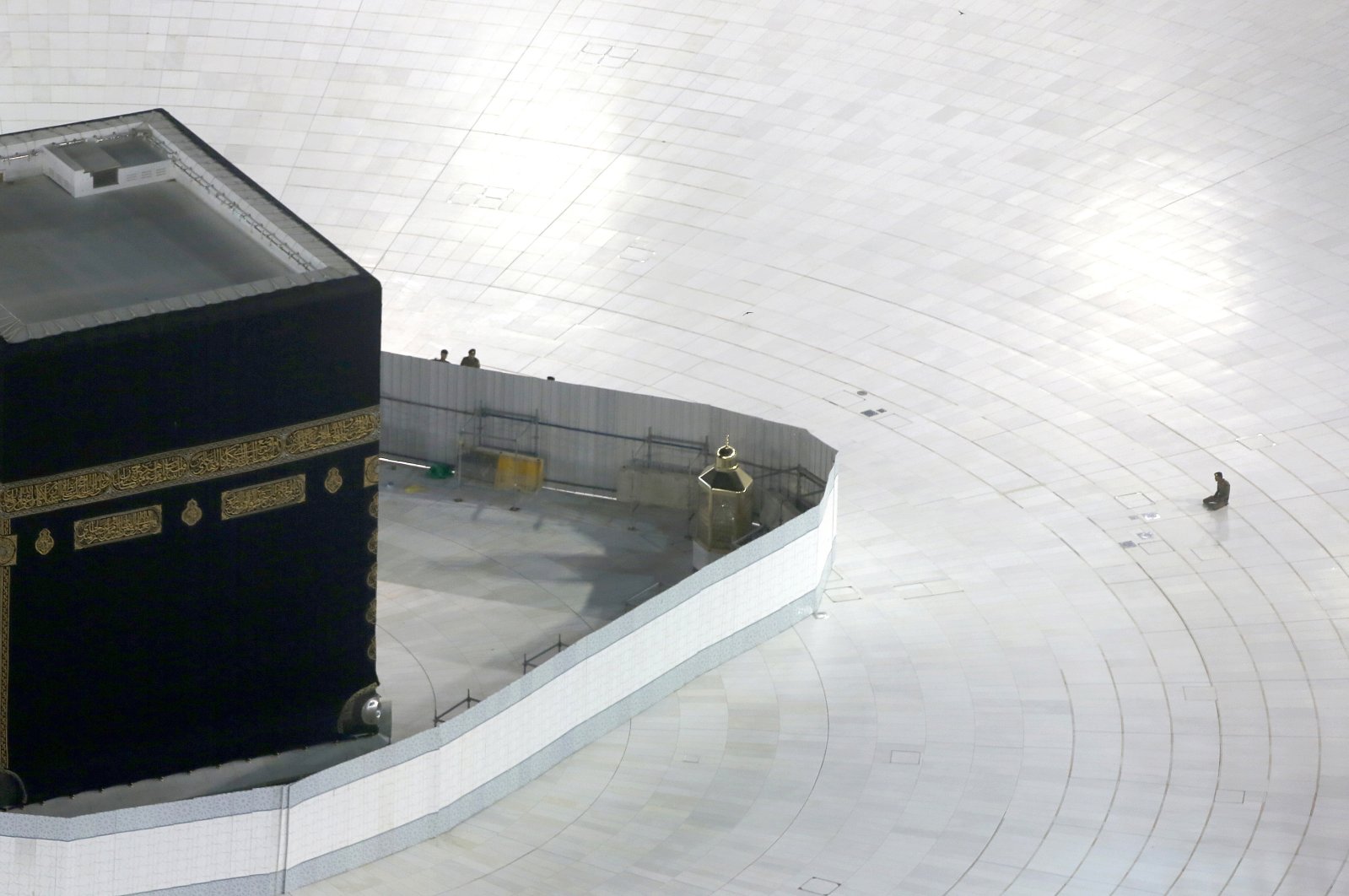 A Saudi policeman prays in front of the Kaaba, the cubic building at the Grand Mosque, in the Muslim holy city of Mecca, Saudi Arabia, March 7, 2020. (AP Photo)