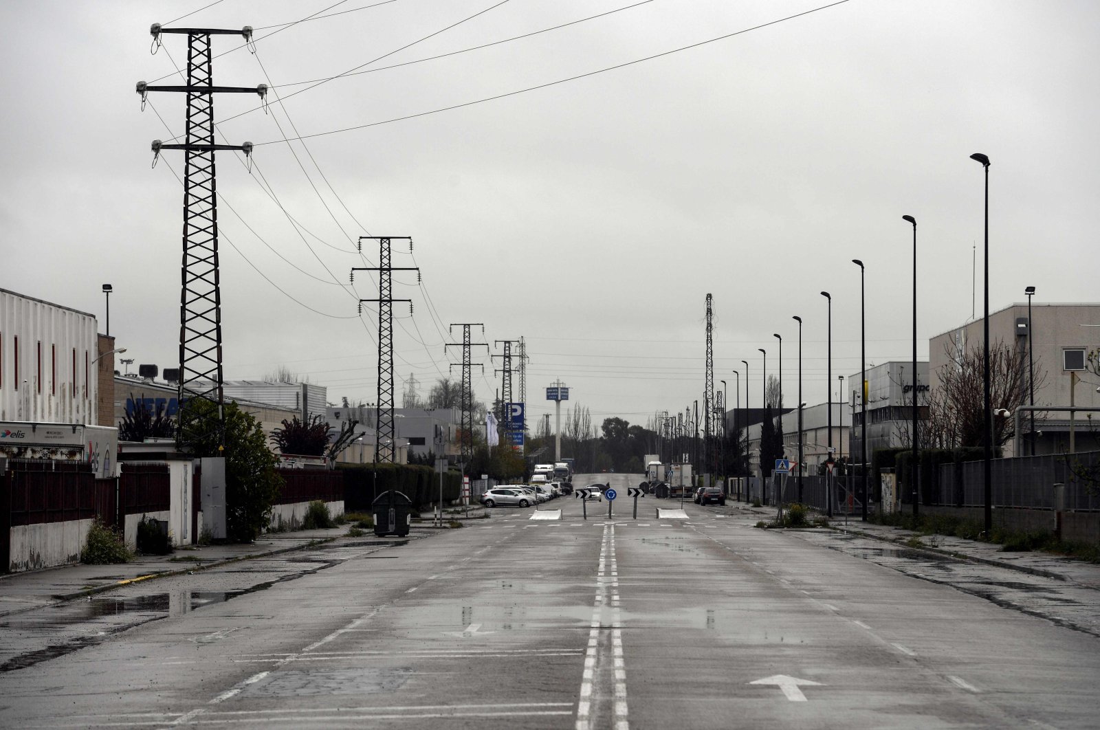 View of an empty access road of an industrial park during a national lockdown to prevent the spread of the novel coronavirus, Madrid, Tuesday, March 31, 2020. (AFP Photo)