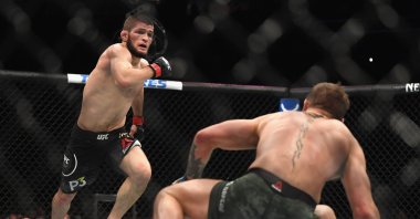 Khabib Nurmagomedov (L) fights Conor McGregor during a lightweight title mixed martial arts bout at UFC 229 in Las Vegas, Oct. 6, 2018. (AFP Photo)