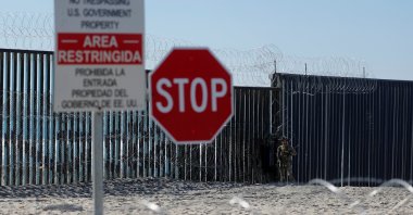 An armed U.S. Customs and Border Patrol agent stands watch at the border fence next to a beach in Tijuana, at the Border State Park in San Diego, Calif., U.S., Nov. 16, 2018. (Reuters Photo)
