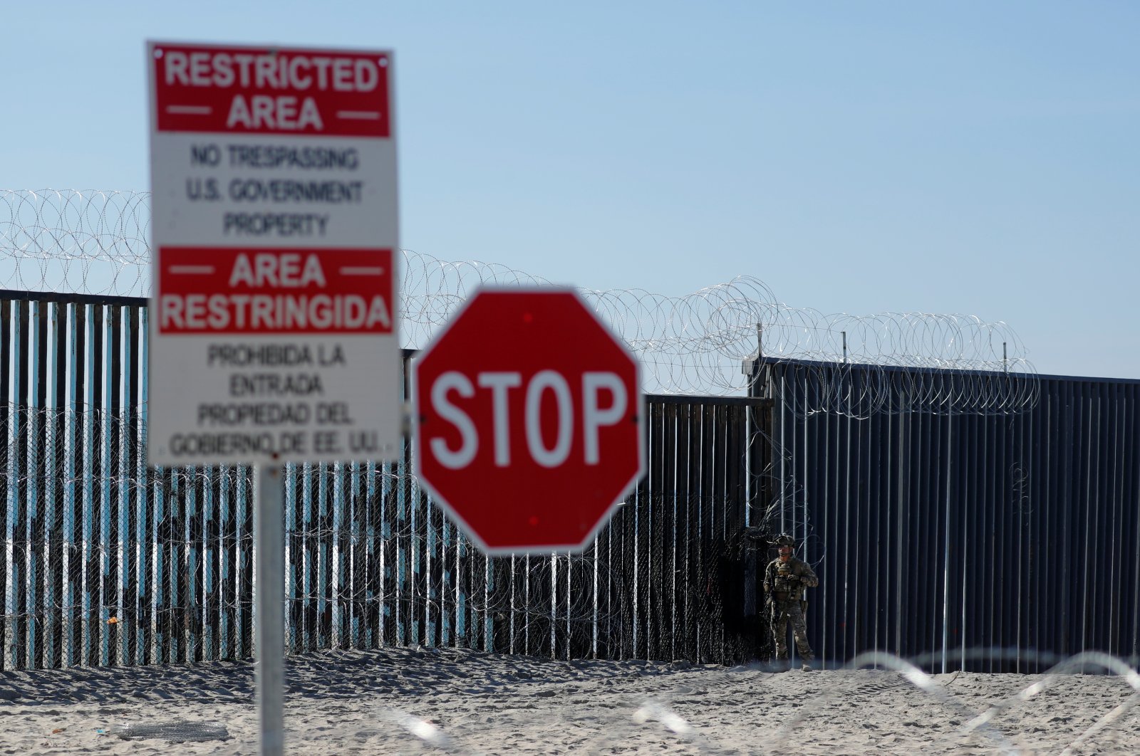 An armed U.S. Customs and Border Patrol agent stands watch at the border fence next to a beach in Tijuana, at the Border State Park in San Diego, Calif., U.S., Nov. 16, 2018. (Reuters Photo)