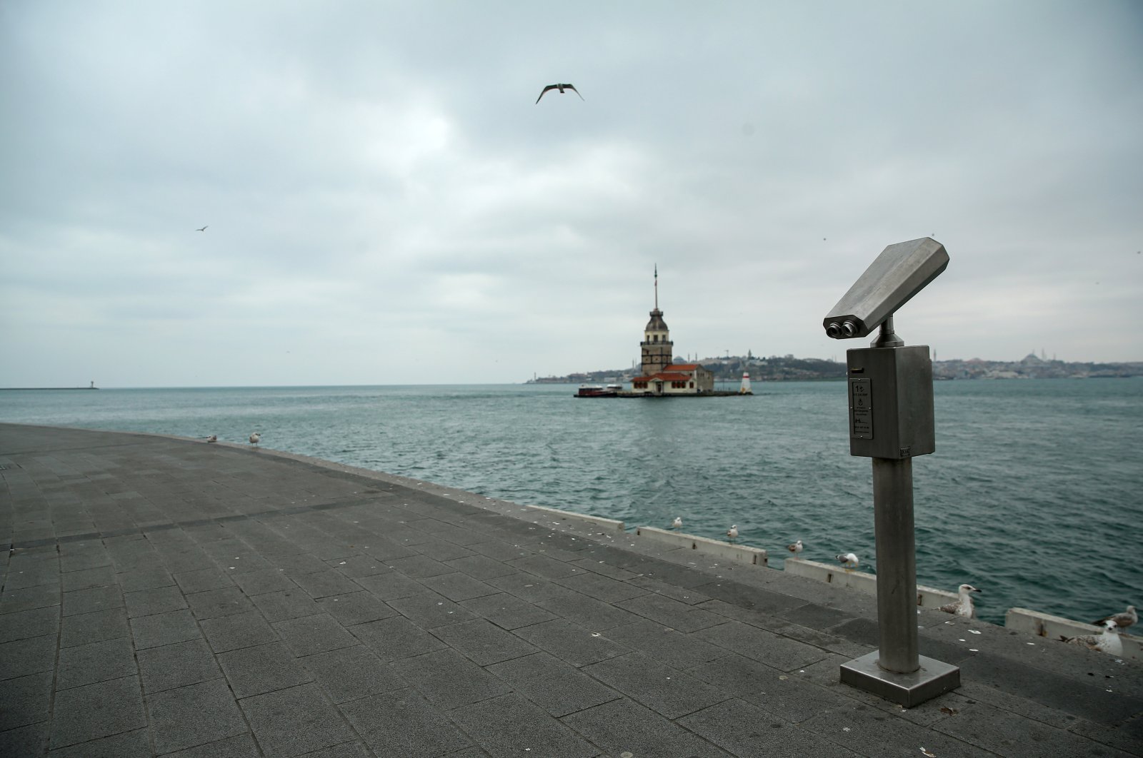 An empty stretch of the coastal promenade of Üsküdar district against the backdrop of Maiden's Tower, in Istanbul, Turkey, Thursday, April 2, 2020. (AA Photo)