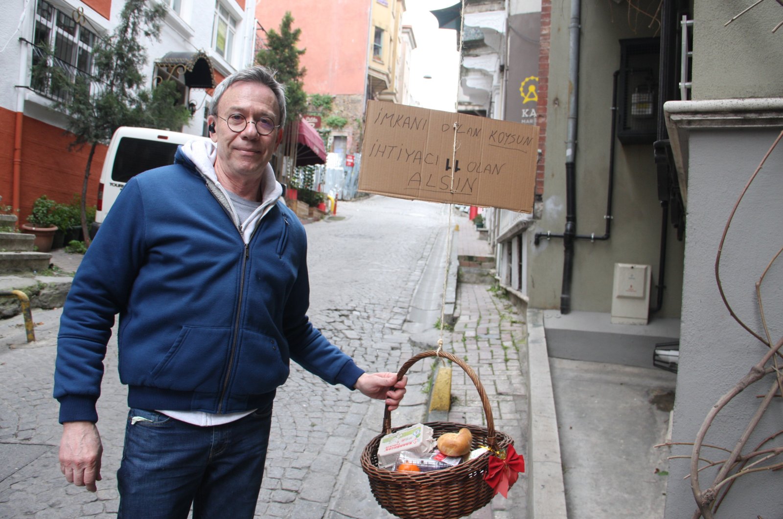 Jeffrey Tucker stands next to his basket, in Istanbul, Turkey, Thursday, April 2, 2020. (İHA Photo)