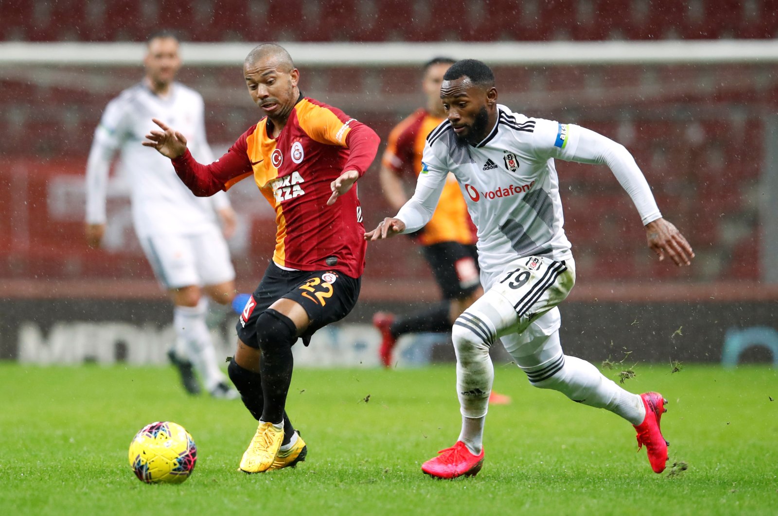 Galatasaray's Mariano in action with Besiktaş's Georges-Kevin Nkoudou during a Süper Lig Match in Istanbul, March 15, 2020. (Reuters Photo)