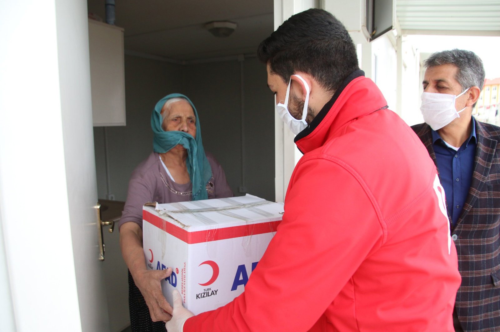 A Vefa Group volunteer provides help to an elderly woman in eastern Elazığ province. Allocated Istanbul Muftiate personnel will support Vefa volunteers. (AA Photo)