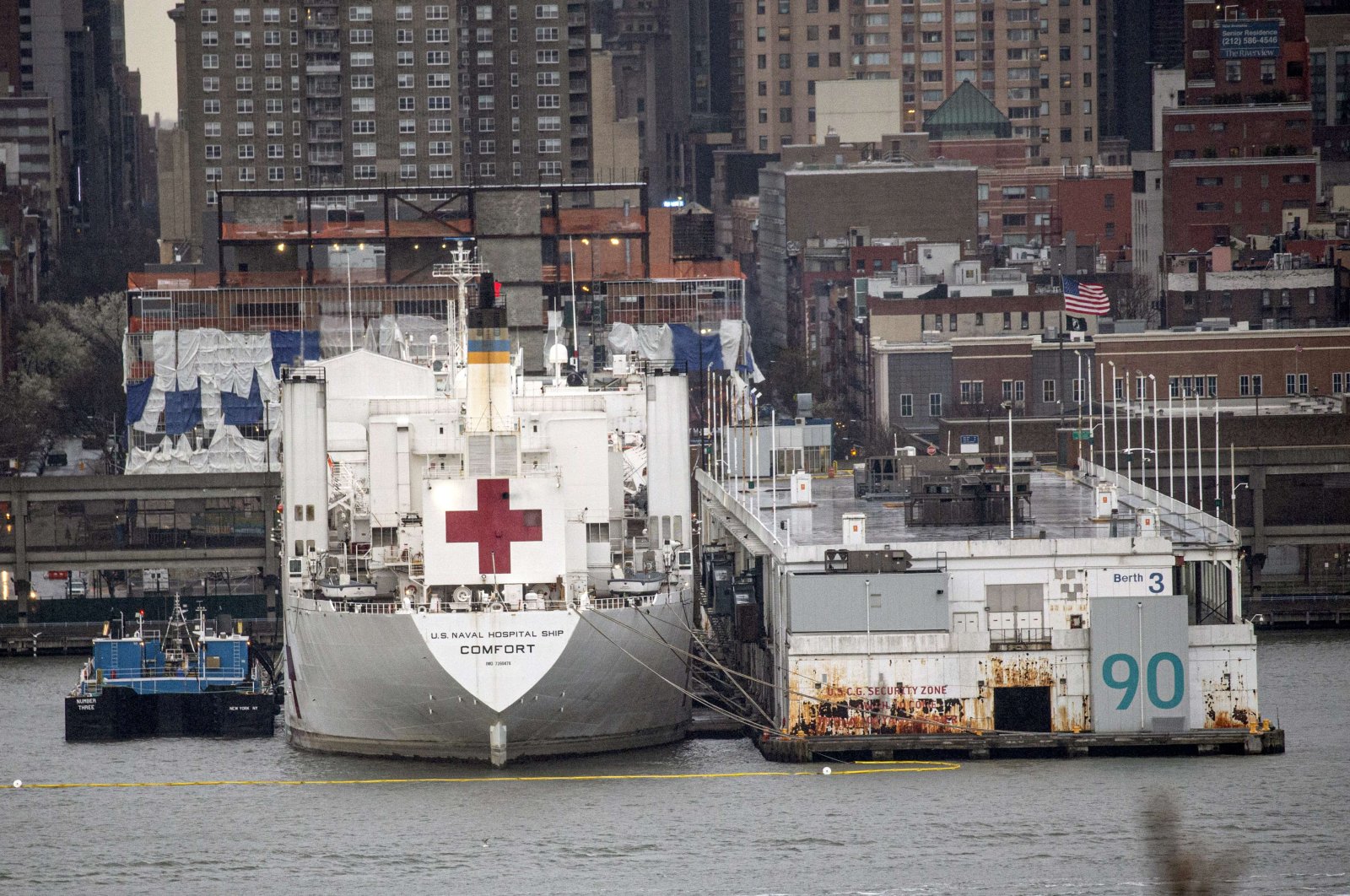 The USNS Comfort navy hospital ship is docked at Pier 90 in Manhattan on April 3, 2020 as seen from West New York, New Jersey. (AFP Photo)