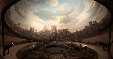 As one of the most popular spots in Istanbul, the Panaroma 1453 Museum gives its visitors a chance to relive the conquest of Istanbul. (Photo by Şüheda Aykut)