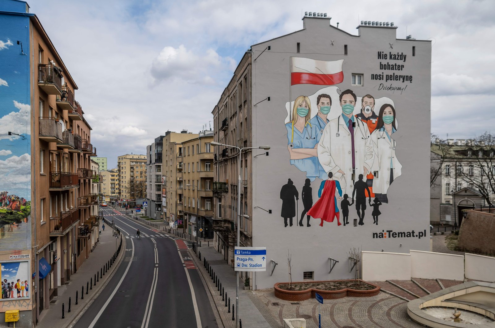 A mural pays tribute to the sacrifice of doctors, nurses and paramedics fighting the COVID-19 pandemic in Warsaw, April 2, 2020. (AFP Photo)