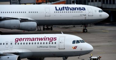 An Airbus plane of German airline Lufthansa (top) and a plane of the company's Germanwings subsidiary are pictured at the Duesseldorf airport in Duesseldorf, western Germany, March 26, 2015. (AFP Photo)
