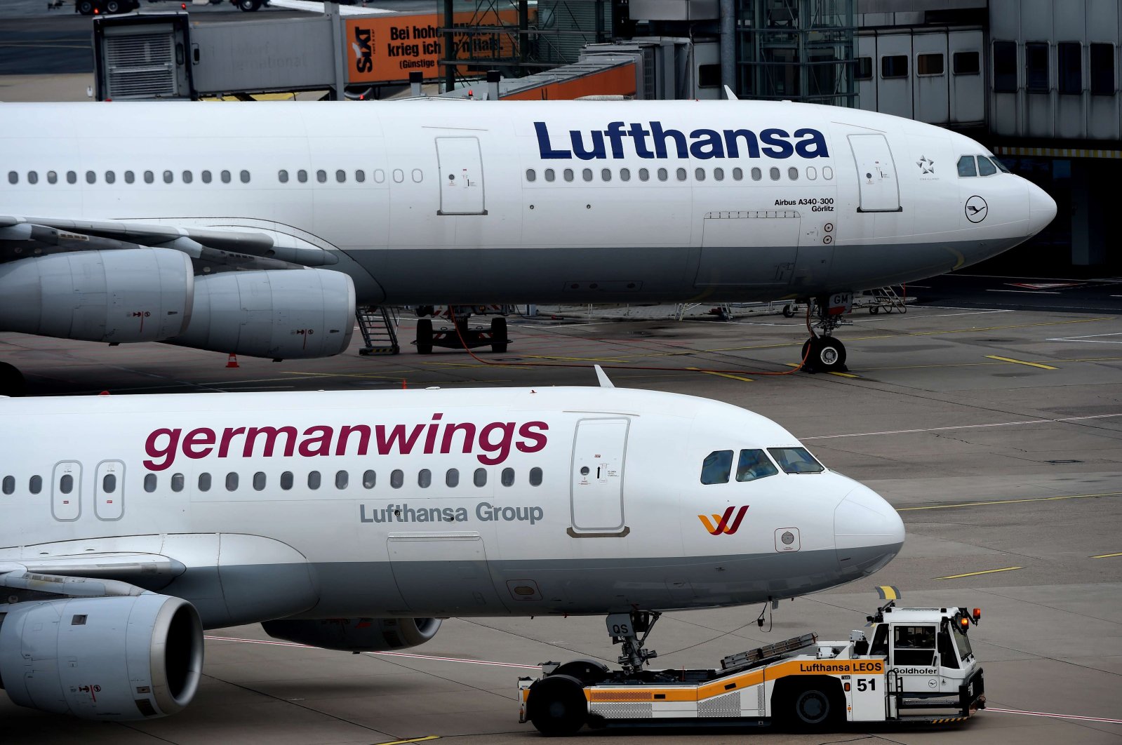 An Airbus plane of German airline Lufthansa (top) and a plane of the company's Germanwings subsidiary are pictured at the Duesseldorf airport in Duesseldorf, western Germany, March 26, 2015. (AFP Photo)
