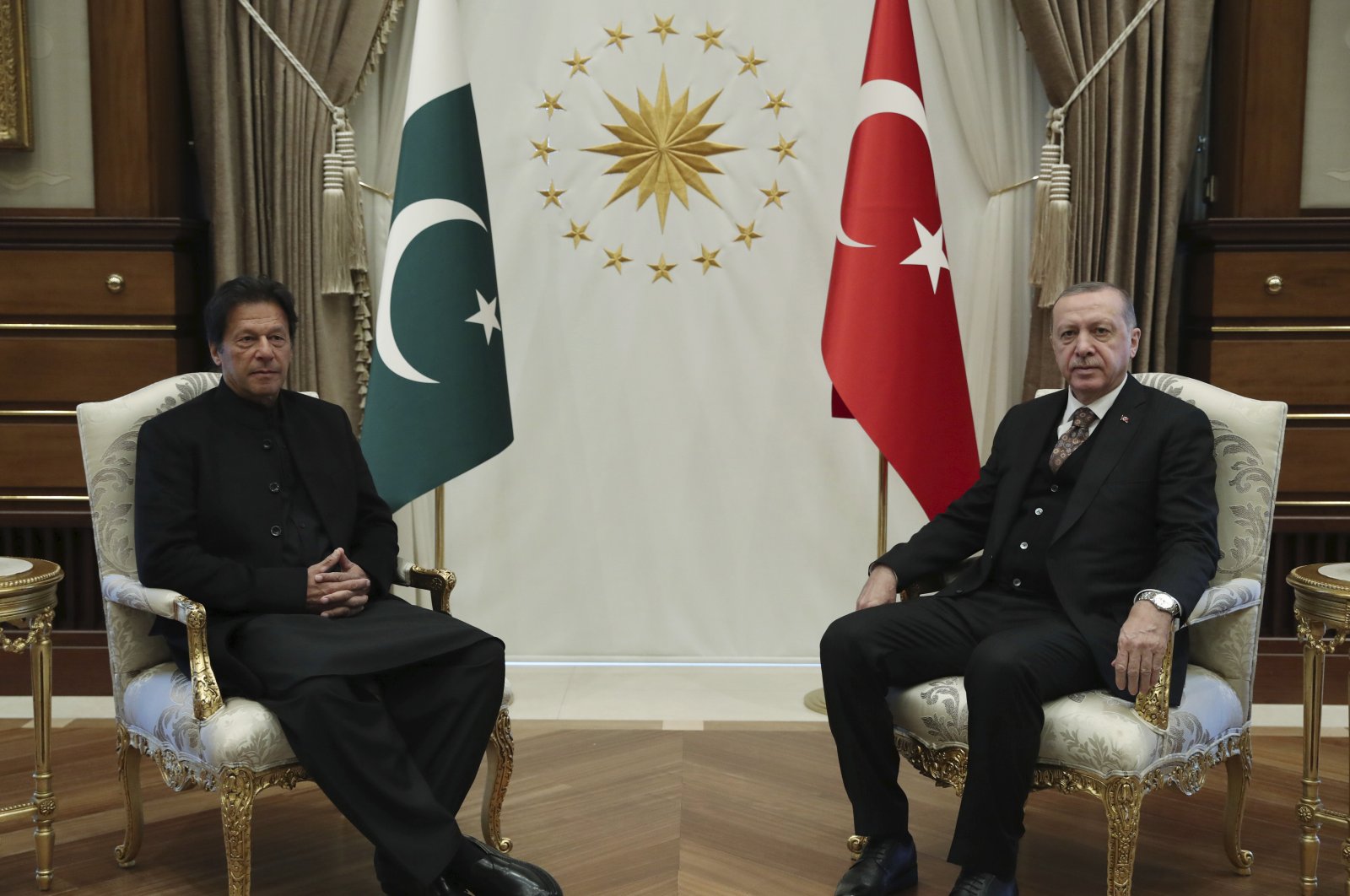 President Recep Tayyip Erdoğan (R) and Pakistani Prime Minister Imran Khan pose for the media before a meeting in Ankara, Friday, Jan. 4, 2019. (AP Photo)