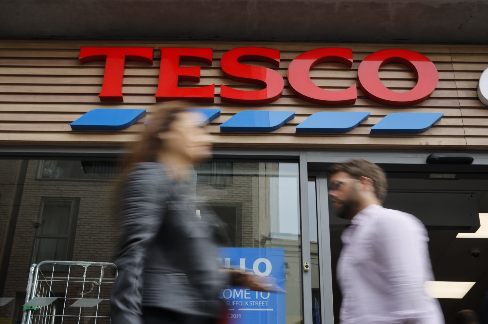 People walk past at a Tesco Express in central London, U.K., Sept. 30, 2019. (AFP Photo)