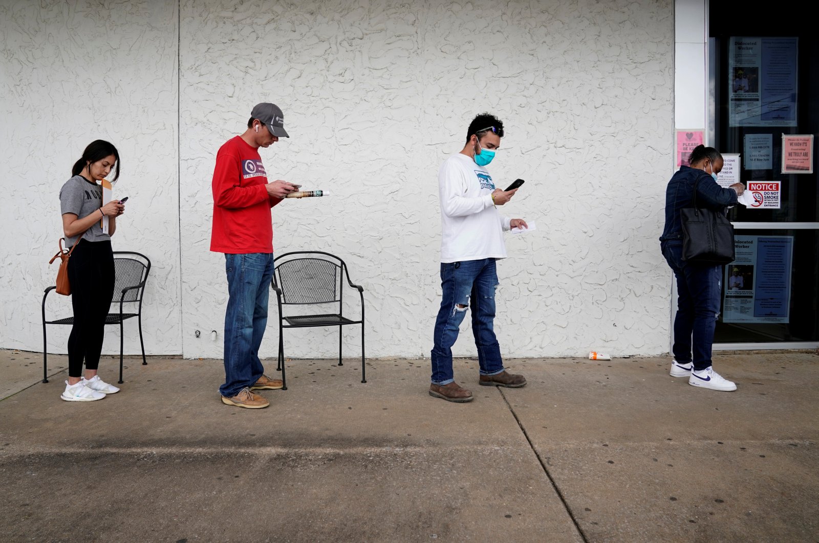 People who lost their jobs wait in line to file for unemployment following an outbreak of the coronavirus disease (COVID-19), at an Arkansas Workforce Center in Fayetteville, Arkansas, U.S. April 6, 2020. (Reuters Photo)