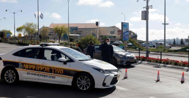 Members of the Israeli police man a checkpoint on a highway leading to Jerusalem to ensure that people obey a lockdown imposed by the authorities to prevent the spread of the novel coronavirus, near the Arab-Israeli town of Abu Ghosh, Israel, April 9, 2020. (AFP Photo)