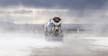 Cement mixer truck waiting and parking on line. (Hüseyin Tuncer / iStock Photo)
