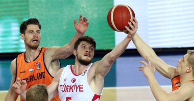 Turkey's Metecan Birsen (C) confronts Netherland's Olaf Schaftenaar during EuroBasket 2021 qualifiers in Ankara, Turkey, Feb. 21, 2020. (AA Photo)