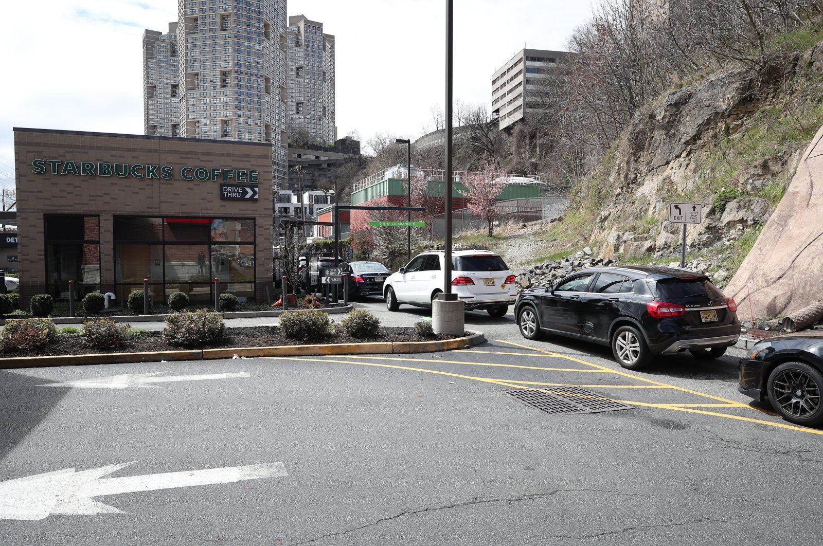 People waiting in their cars at a Starbucks drive-thru in New Jersey, U.S., April 8, 2020. (AA Photo)