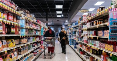 Shoppers browse in a supermarket while wearing masks to help slow the spread of the coronavirus in north St. Louis, Missouri, U.S., April 4, 2020. (Reuters Photo)