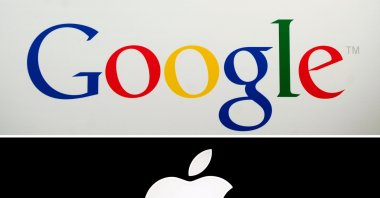  In this combo file photo taken on May 17, 2014, shows Google's logo (top) in New York on May 21, 2012, and Apple's logo in Paris on January 27, 2010. (AFP Photo)
