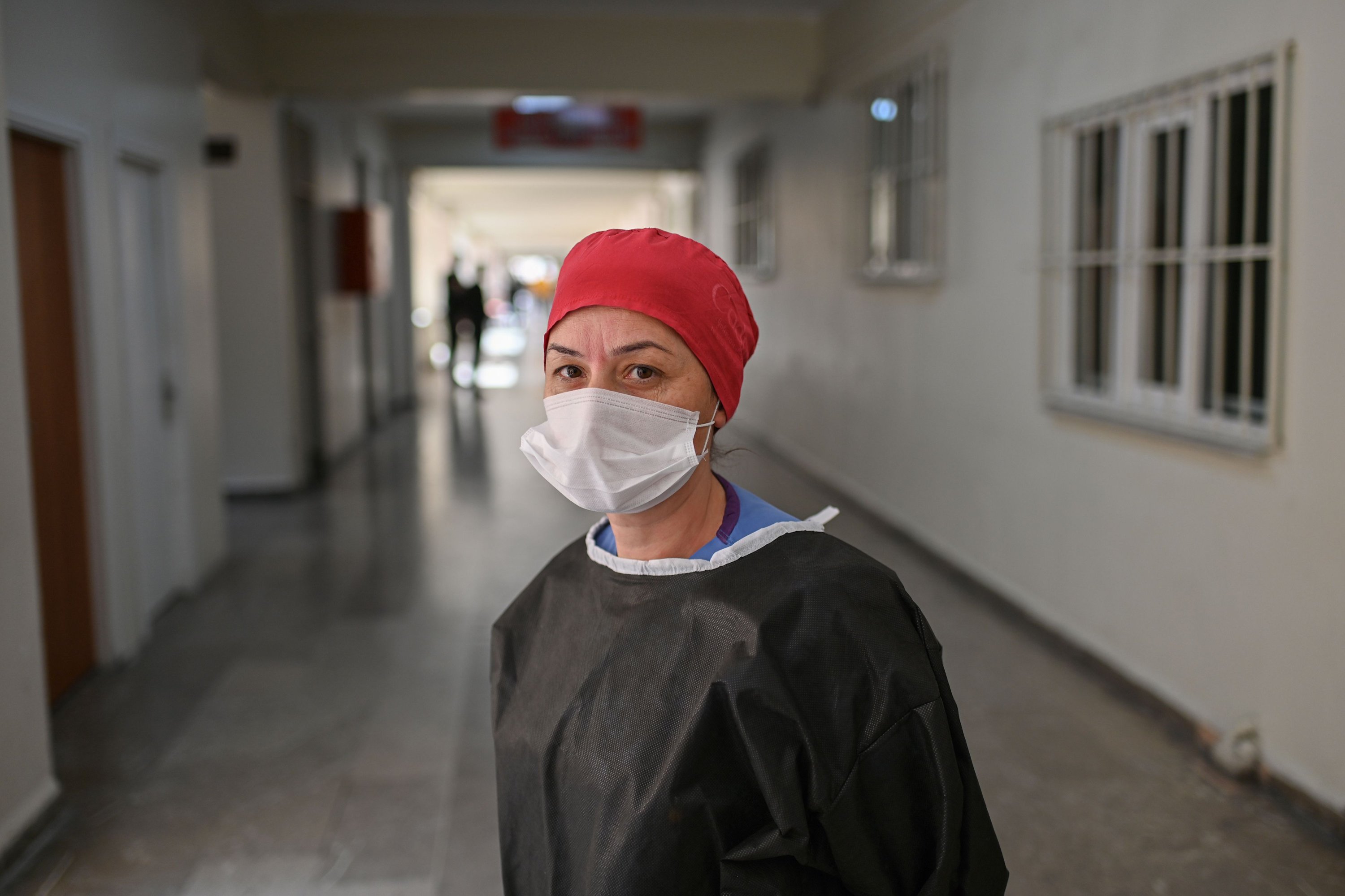   COVID-19 hastalarını tedavi eden baş hemşire Merve Pirecioğlu röportaj sırasında poz veriyor.