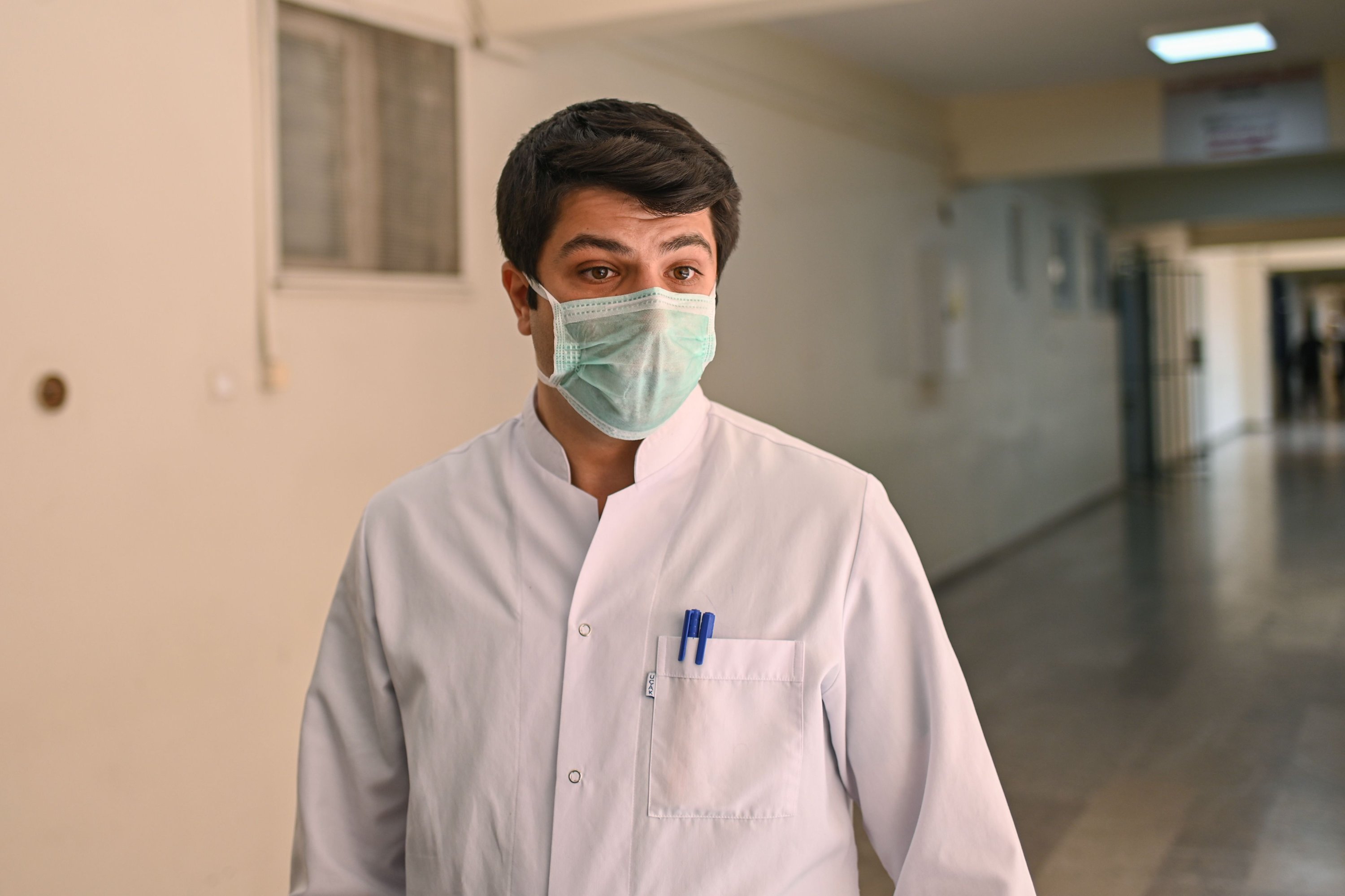   COVID-19 hastalarını tedavi eden 28 yaşındaki doktor yardımcısı Furkan Aydın röportaj sırasında poz veriyor.