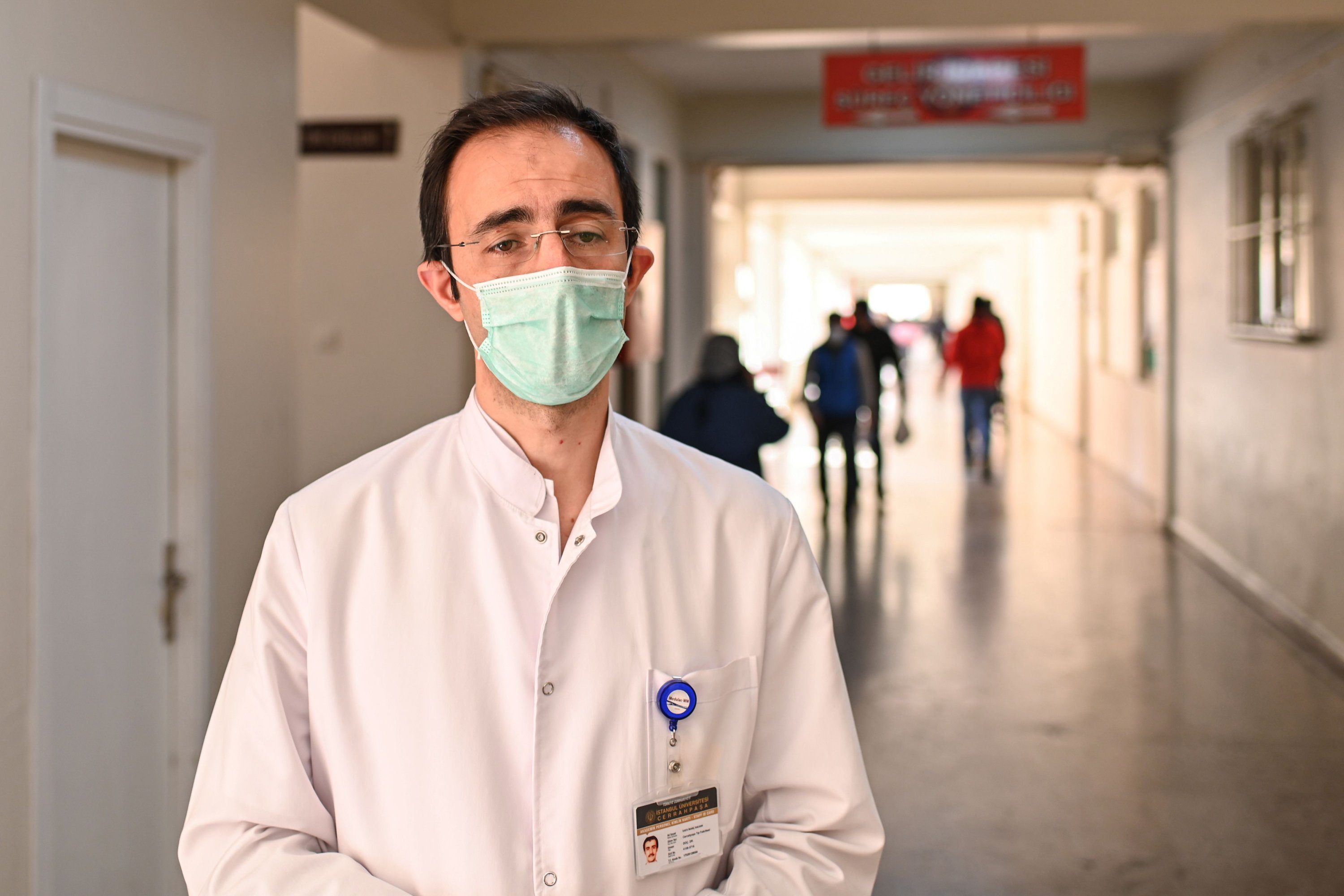   COVID-19 hastalarını tedavi eden yardımcı doçent Ilker İnan Balkan, 44, bir röportaj sırasında poz veriyor.
