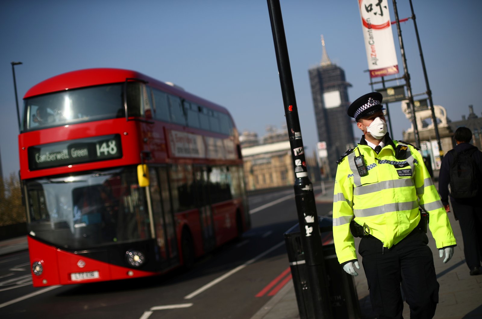 A police officer wears a protective face mask in Westminster as the spread of the coronavirus disease (COVID-19) continues, London, Britain, April 9, 2020. (Reuters Photo)