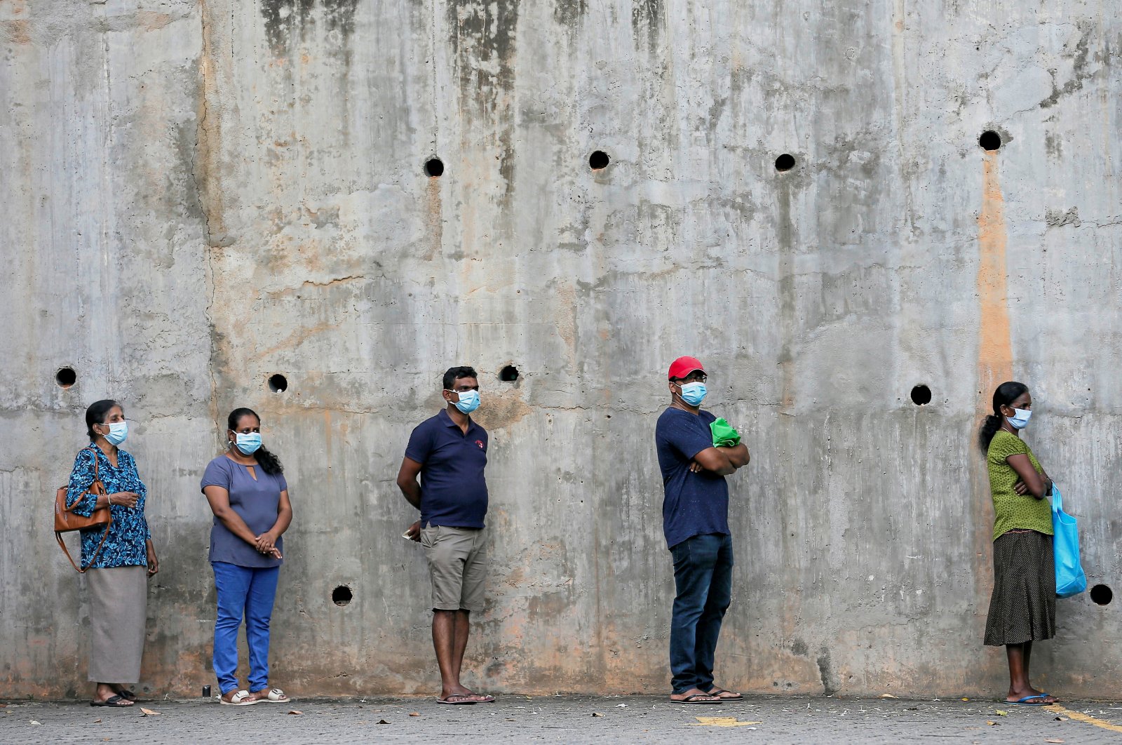 People maintain the 1-meter recommended distance between each other in Colombo, March 24, 2020. (REUTERS Photo)