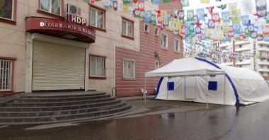 Families protesting the PKK terrorist organization continued their sit-in at a hotel during the curfew to curb the spread of the coronavirus pandemic, Diyarbakır, Turkey, April 11, 2020. (İHA Photo)