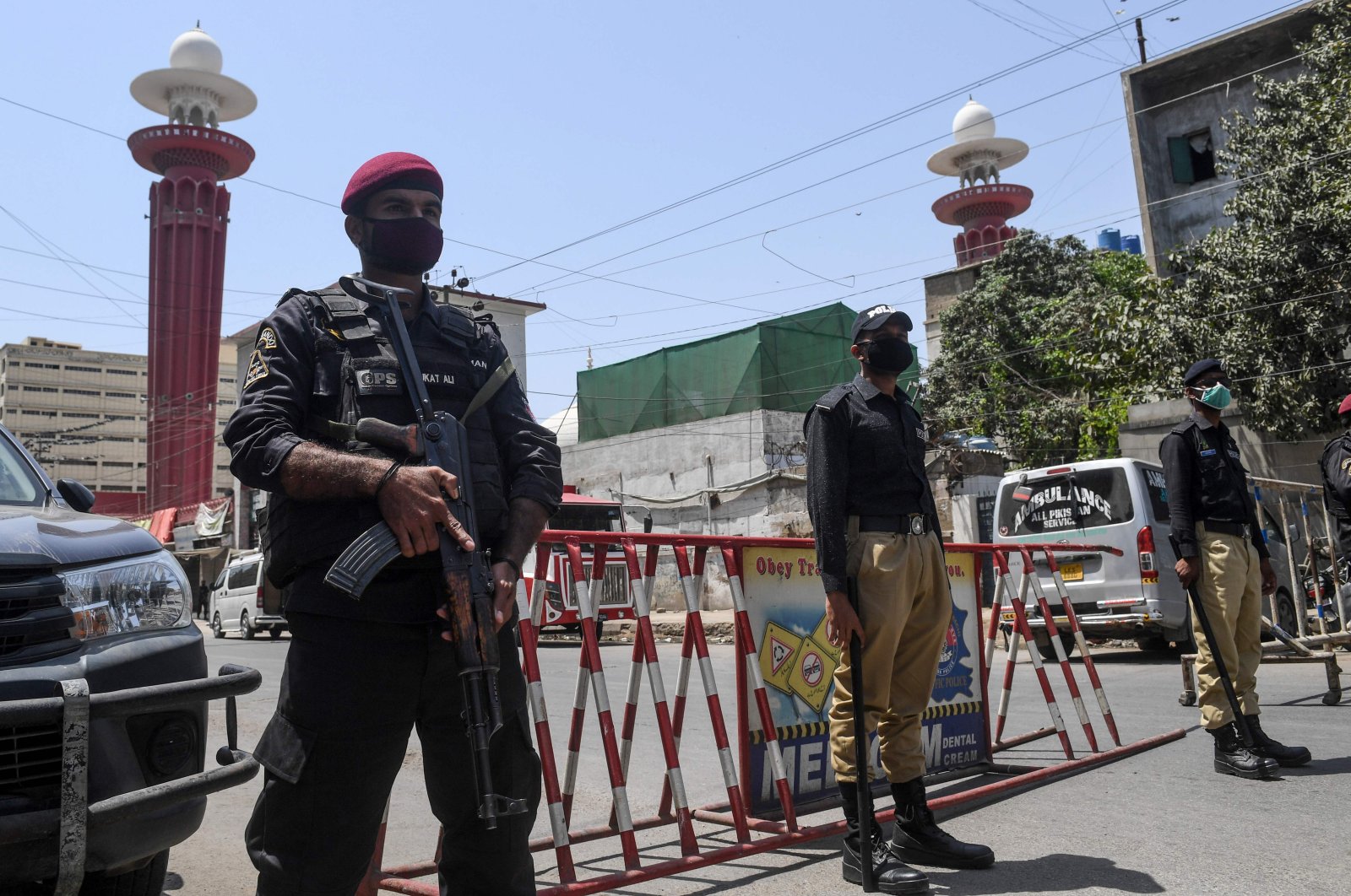Security personnel wearing face masks stand guard outside a closed mosque during a government-imposed nationwide lockdown as a preventive measure against COVID-19, in Karachi, Pakistan, April 10, 2020. (AFP Photo)