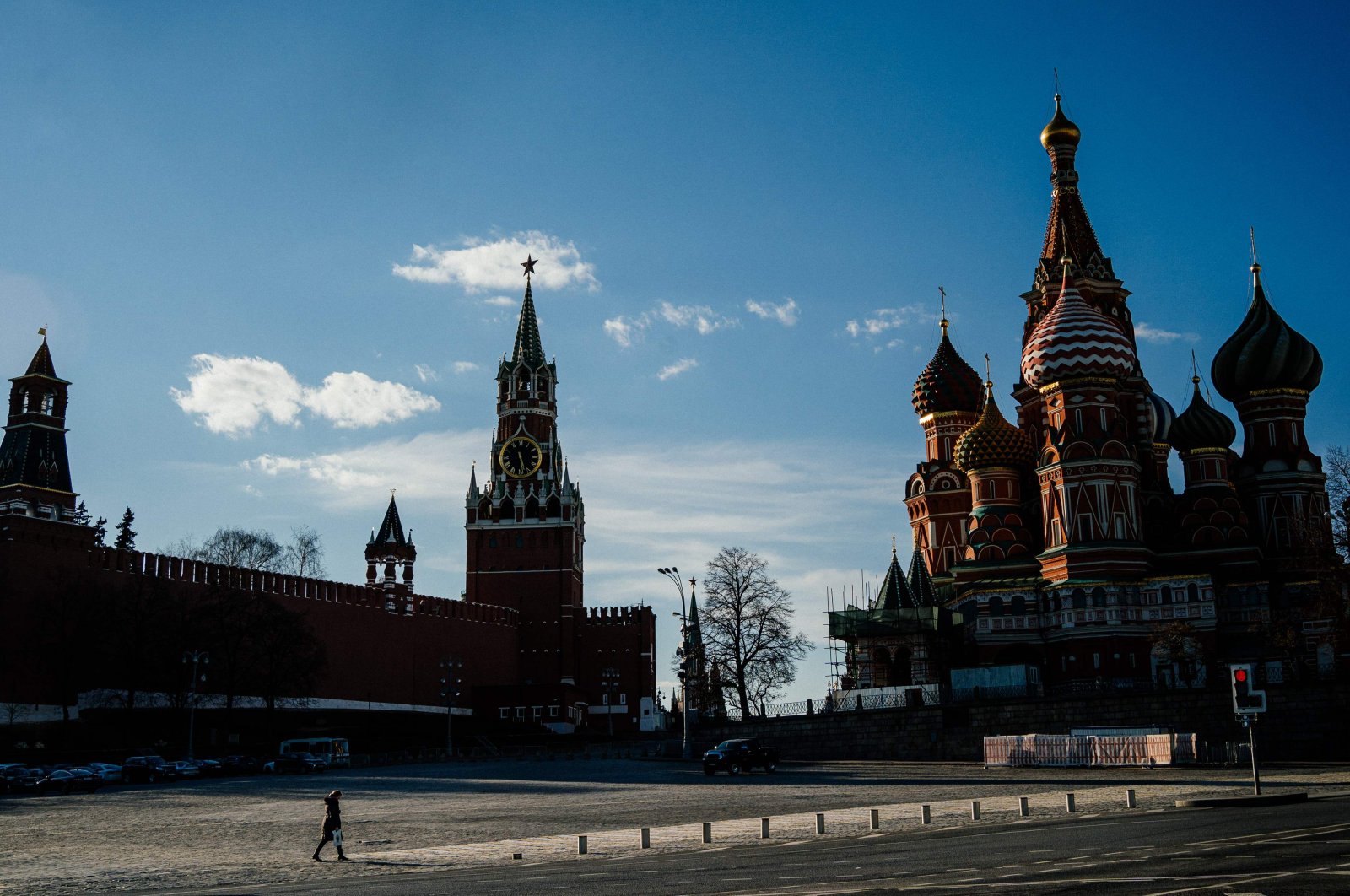 A woman walks near the Kremlin in downtown Moscow on April 12, 2020, during a strict lockdown in Russia to stop the spread of the novel coronavirus COVID-19. (AFP Photo)