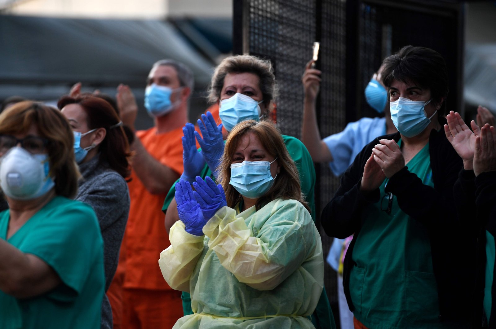 Heath care workers applaud amid grateful cheers outside Gregorio Maranon hospital, Madrid, April 12, 2020. (AFP Photo)