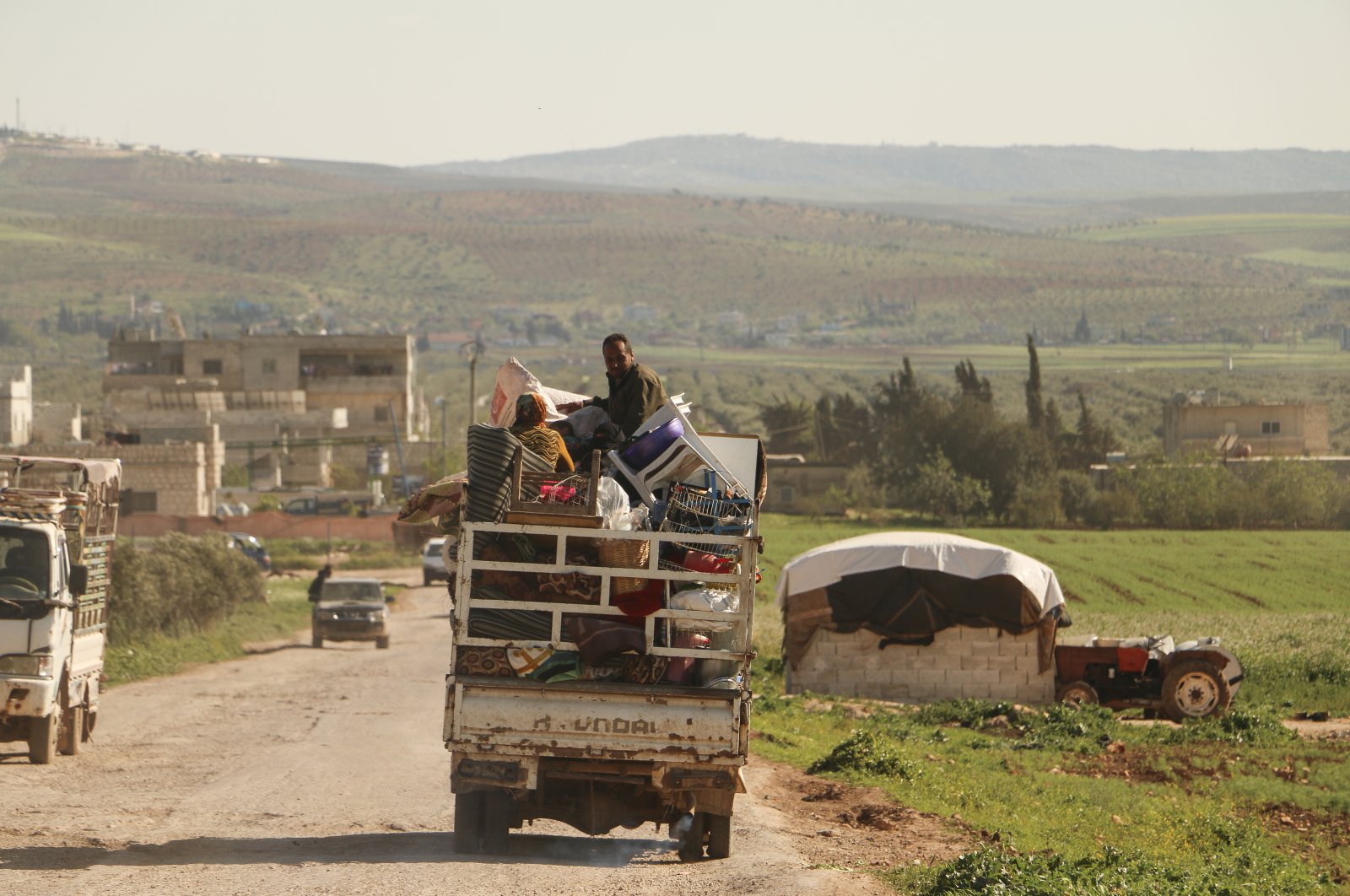 Syrian civilians return to the northwestern province of Idlib, as the coronavirus pandemic threatens the vulnerable region, northern Syria, April 13, 2020. (AA Photo)