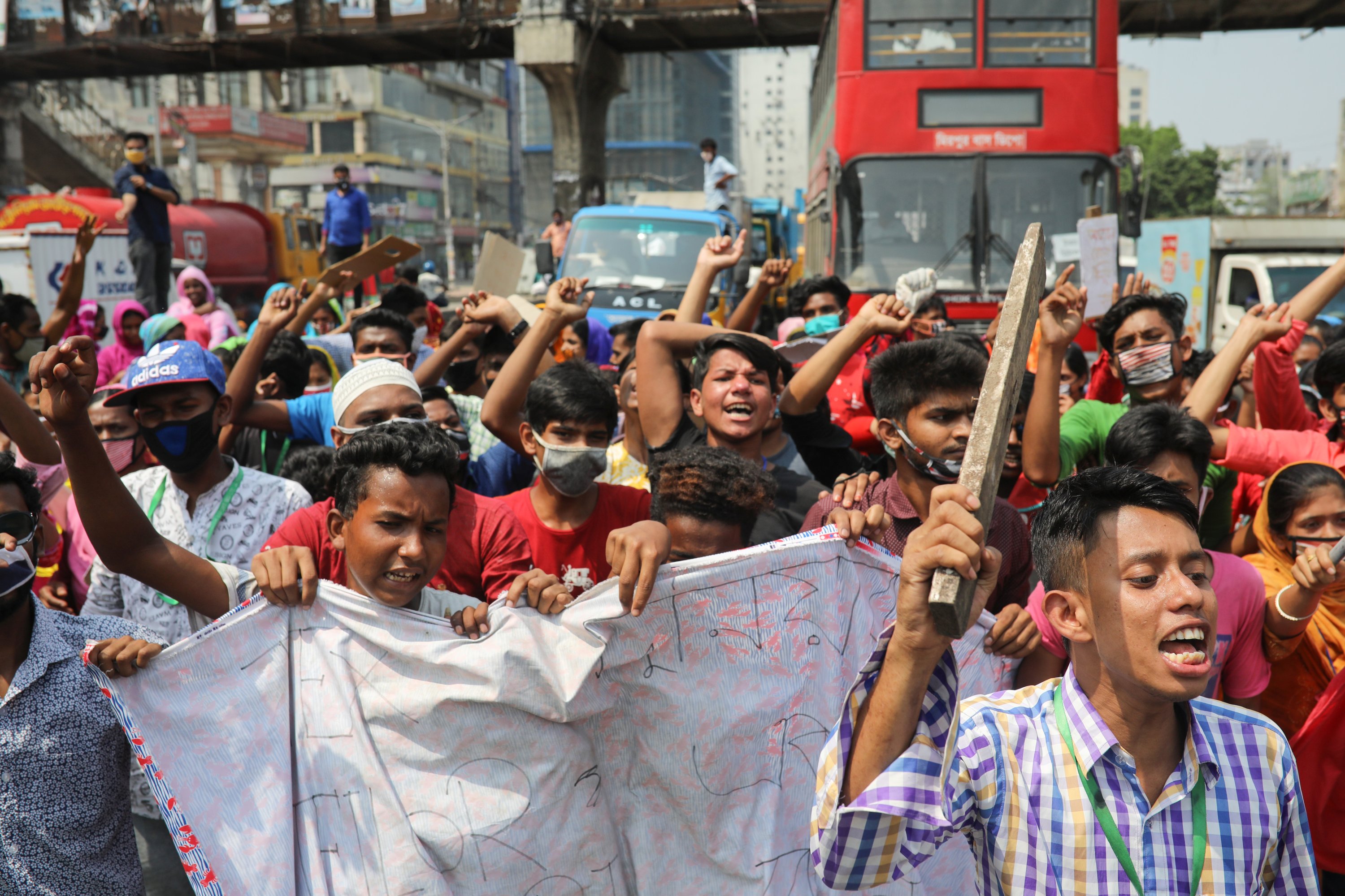 bangladesh-government-urged-to-act-as-garment-workers-lose-jobs-daily