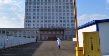 A medical worker is seen outside a makeshift hospital, which was converted from an office building, to treat patients with COVID-19 in Suifenhe, a city in Heilongjiang province on China's border with Russia, April 13, 2020. (REUTERS Photo)