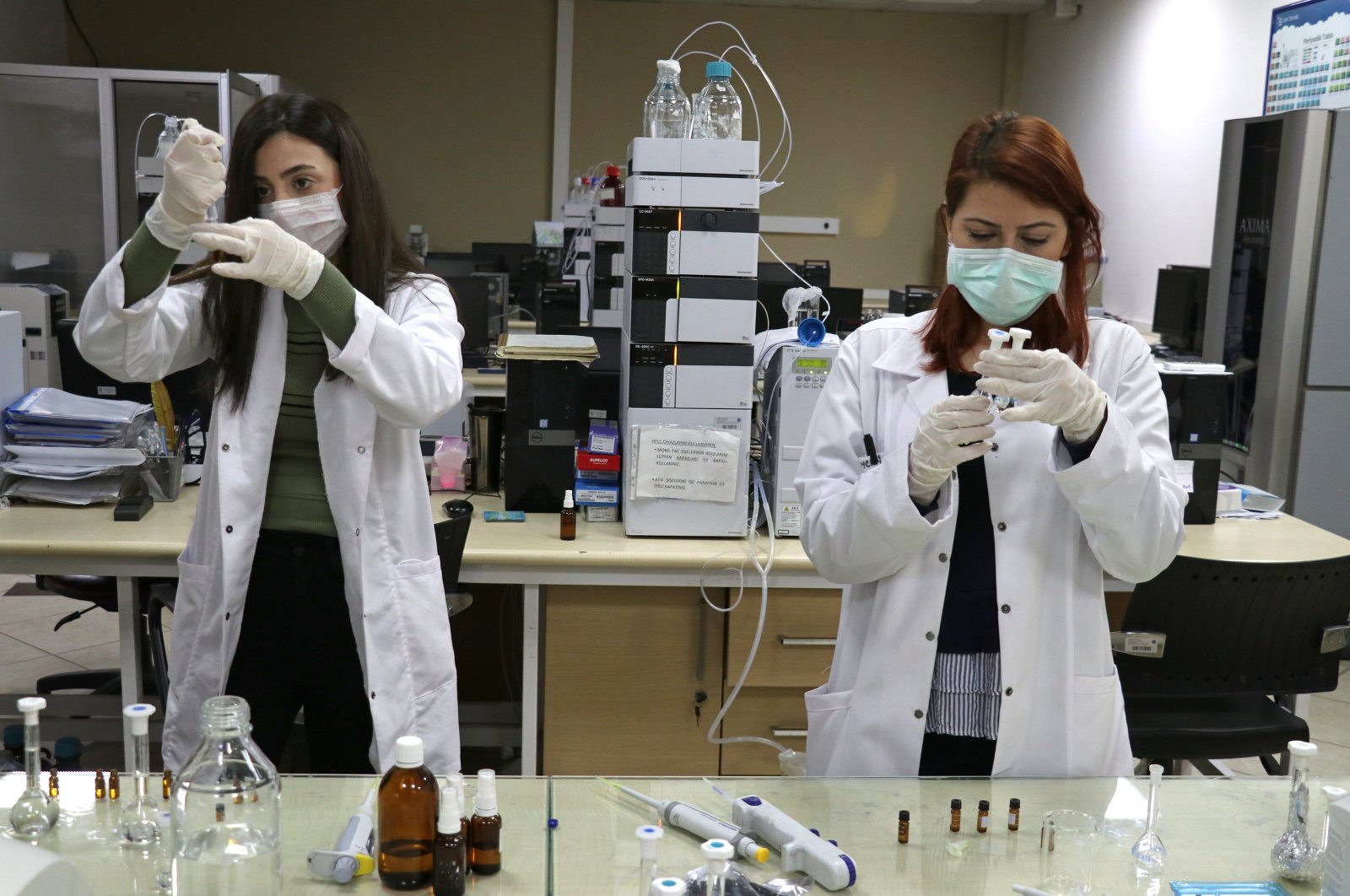 Two researchers working at a laboratory in İzmir, Turkey, Tuesday, April 14, 2020. (AA Photo) 