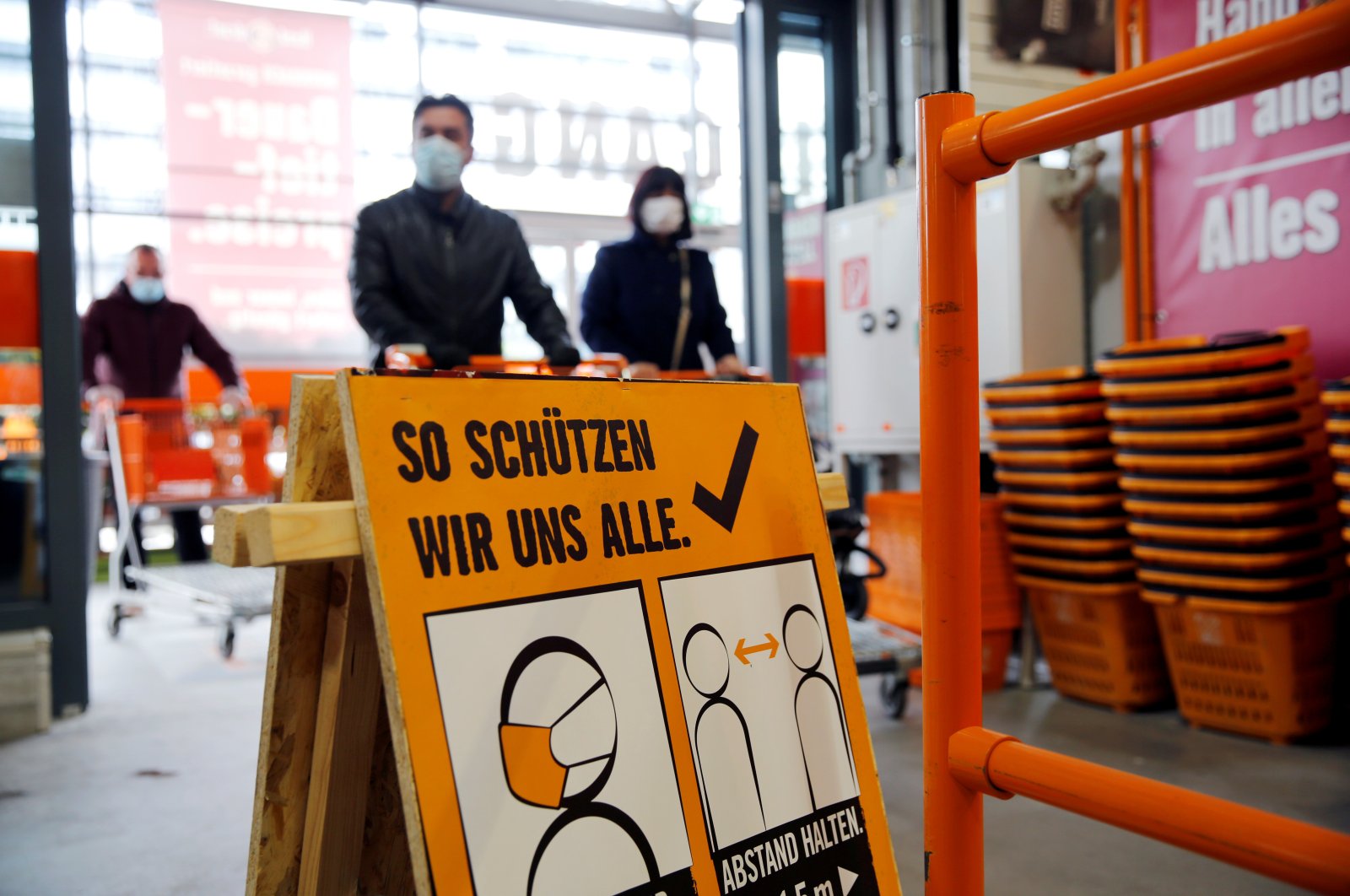 Customers wearing face masks shop in a hardware store during a partial reopening after the Austrian government eased restrictions following the coronavirus disease (COVID-19) outbreak in Vienna, Austria April 14, 2020. (Reuters Photo)