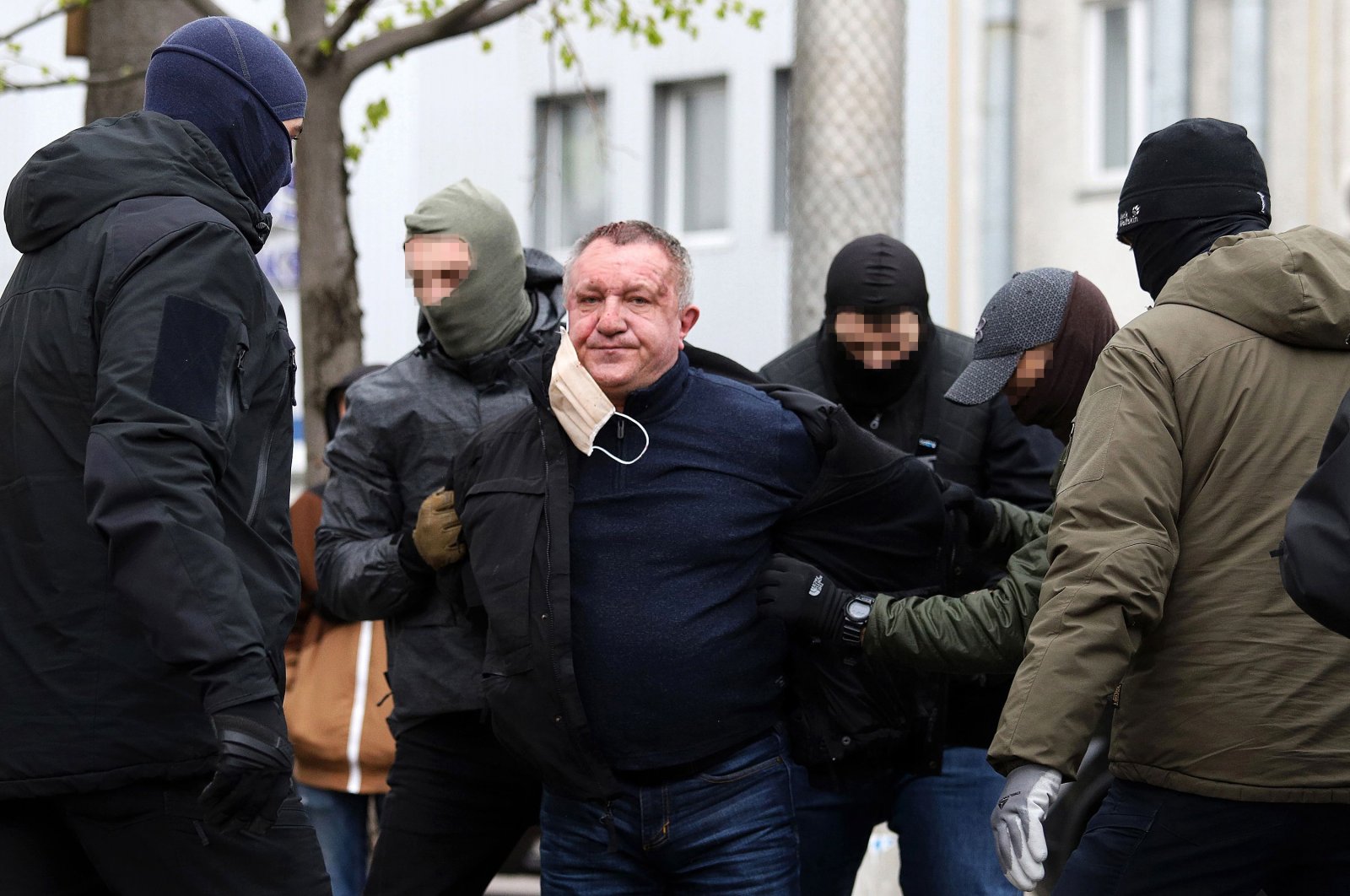 Security service officers detain major general Valeriy Shaytanov, Kiev, Apr. 14, 2020. (AFP Photo)