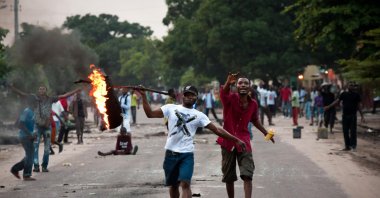 Supporters of Democratic Republic of Congo's opposition leader Etienne Tshisekedi burn a tyre as they demonstrate in Kinshasa on December 9, 2011. (AFP Photo)